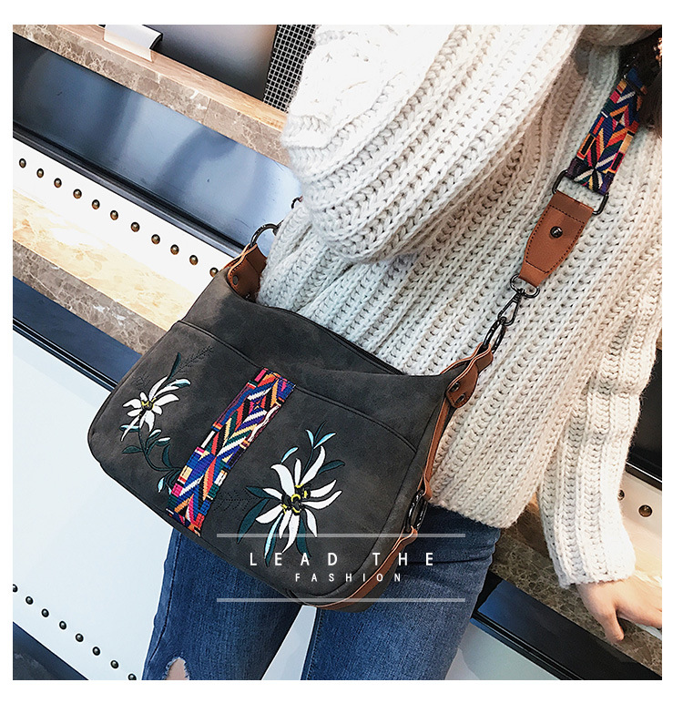 WomenS Medium All Seasons Pu Leather Flower Ethnic Style Emoroidery Square Zipper Crossbody Bagpicture2