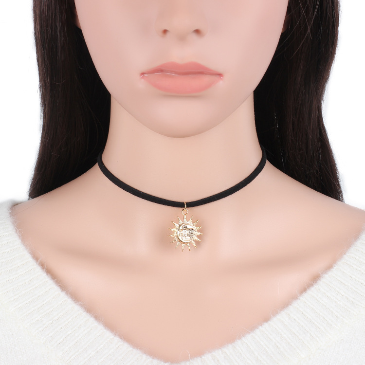 Modische Neue Sun Moon Star Mehrschichtige Choker Collar Minimalist Halskette Set Für Frauen display picture 4