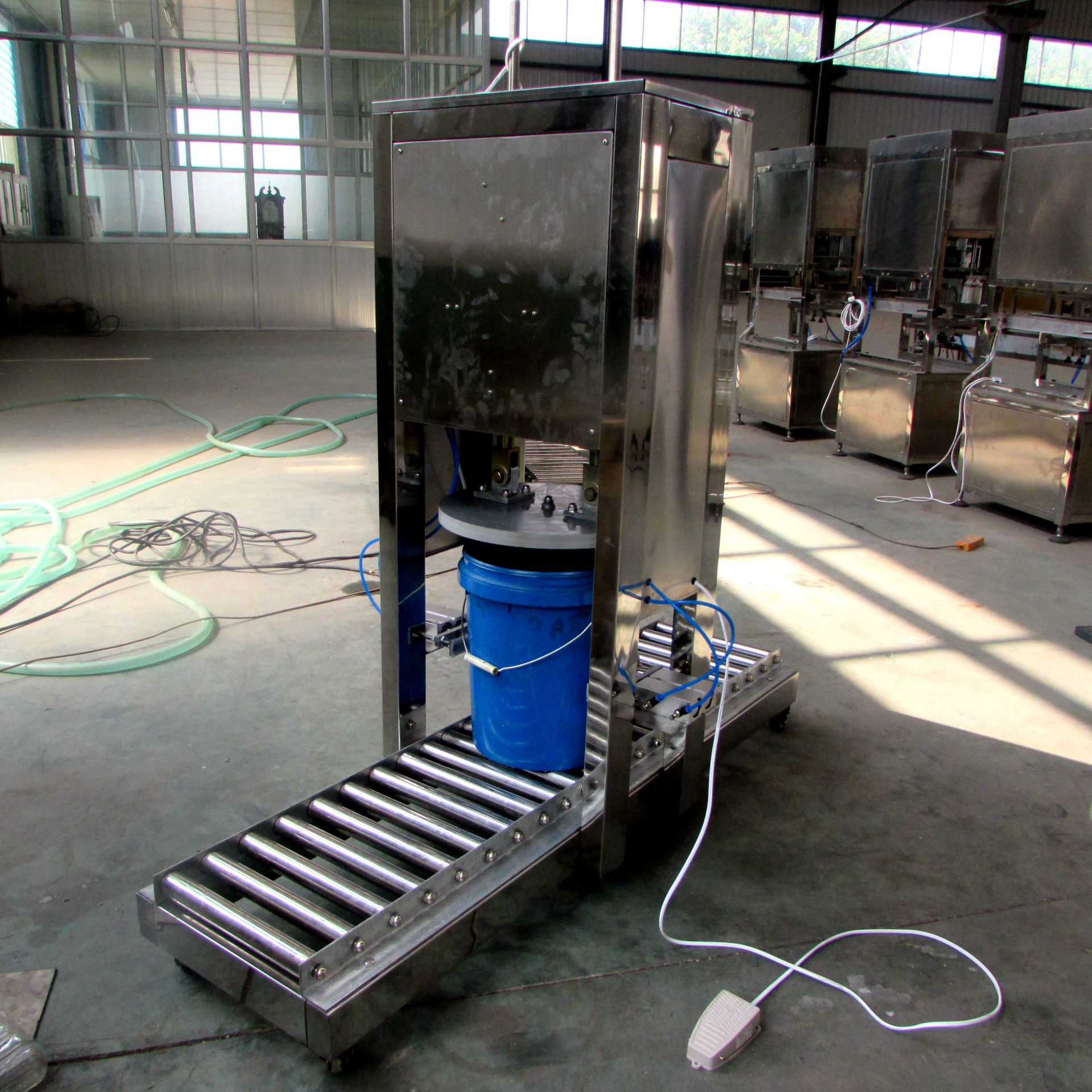 广口桶塑料桶压盖机 半自动气动18升20升25升润滑油塑料桶压盖机