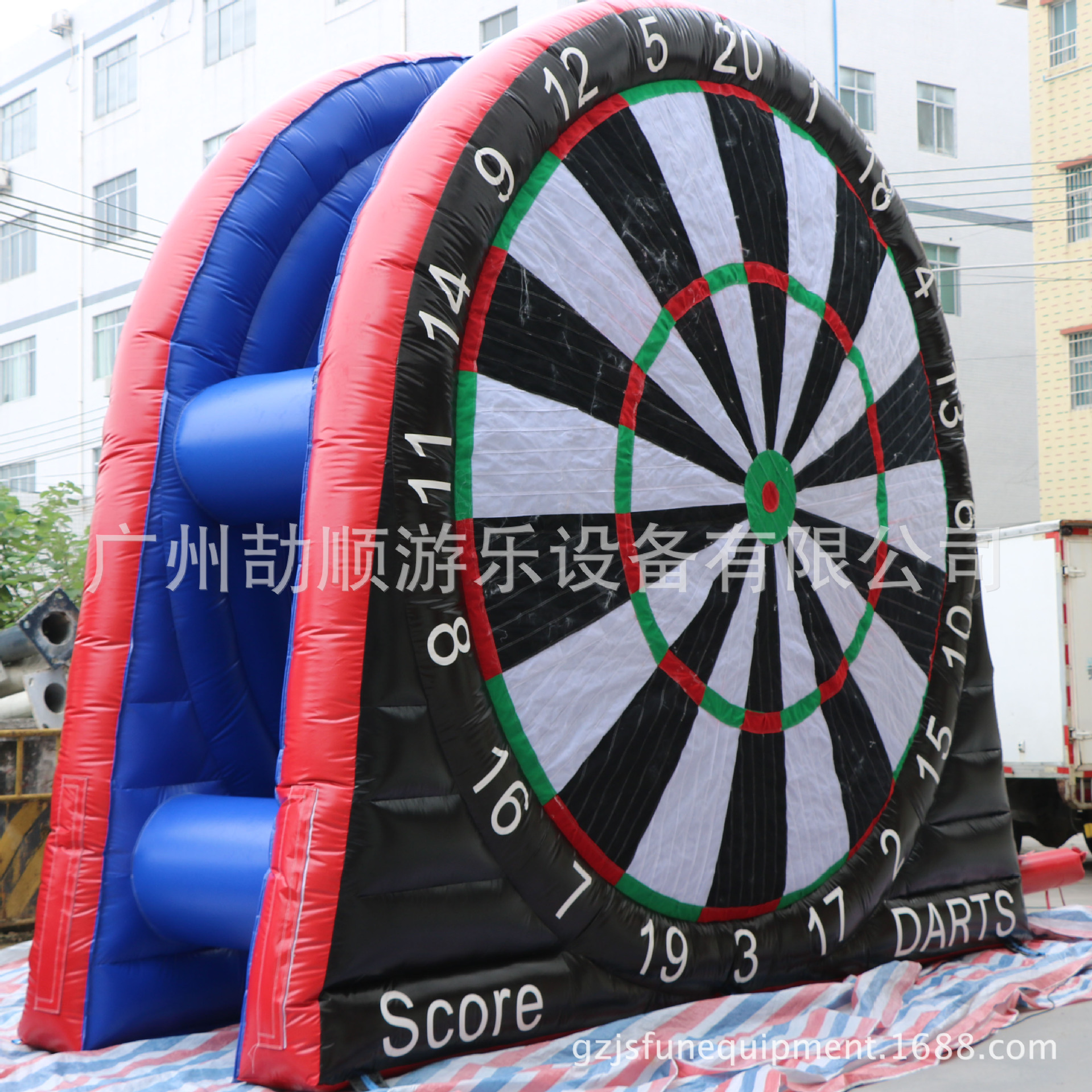 厂家供应支持定制户外运动亲子游戏充气飞镖盘充气射击足球飞镖盘