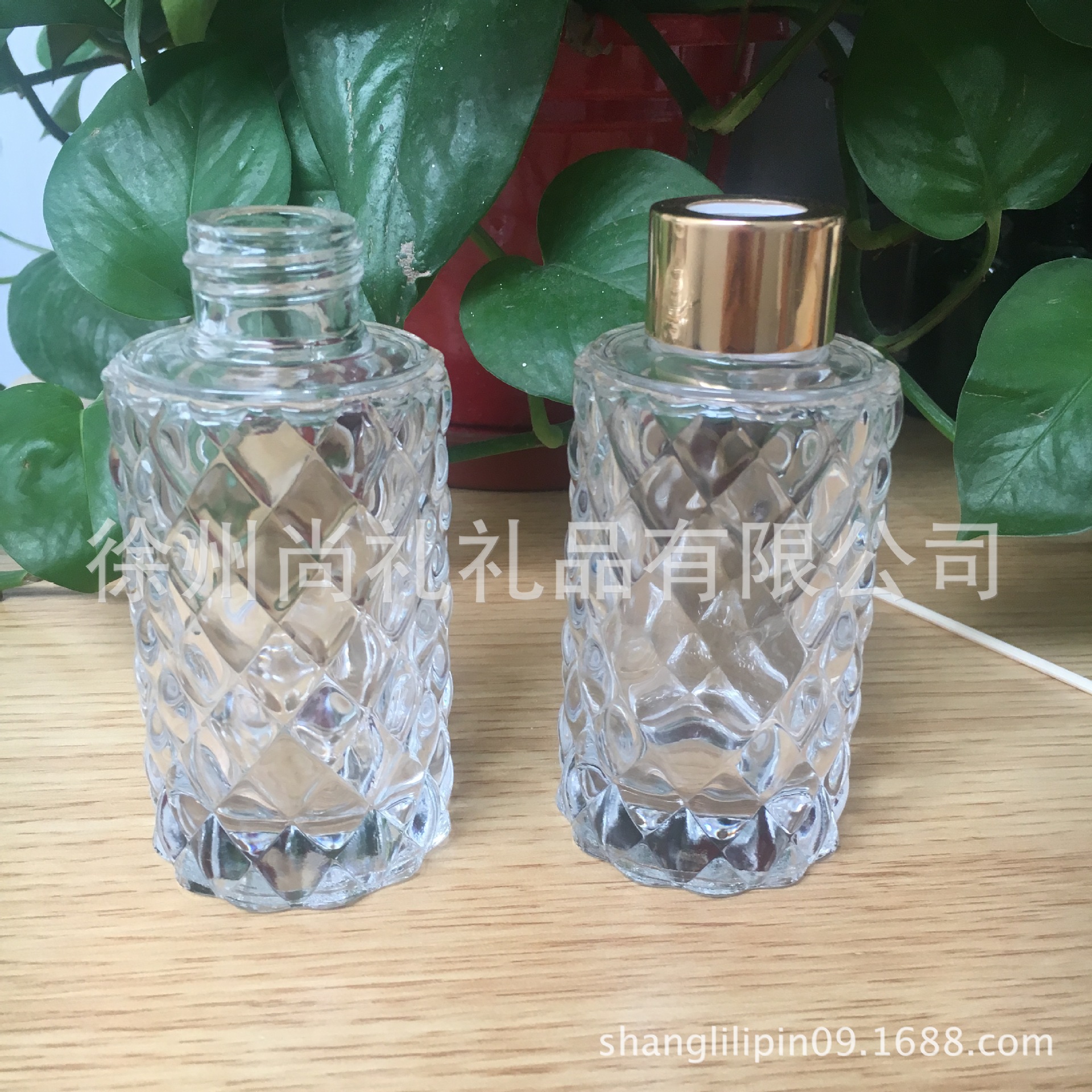 现货供应圆柱形晶白料玻璃香薰瓶 菱形条纹卡口玻璃香水瓶 可喷涂