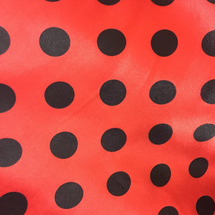2.3cm titik hitam di latar belakang merah
