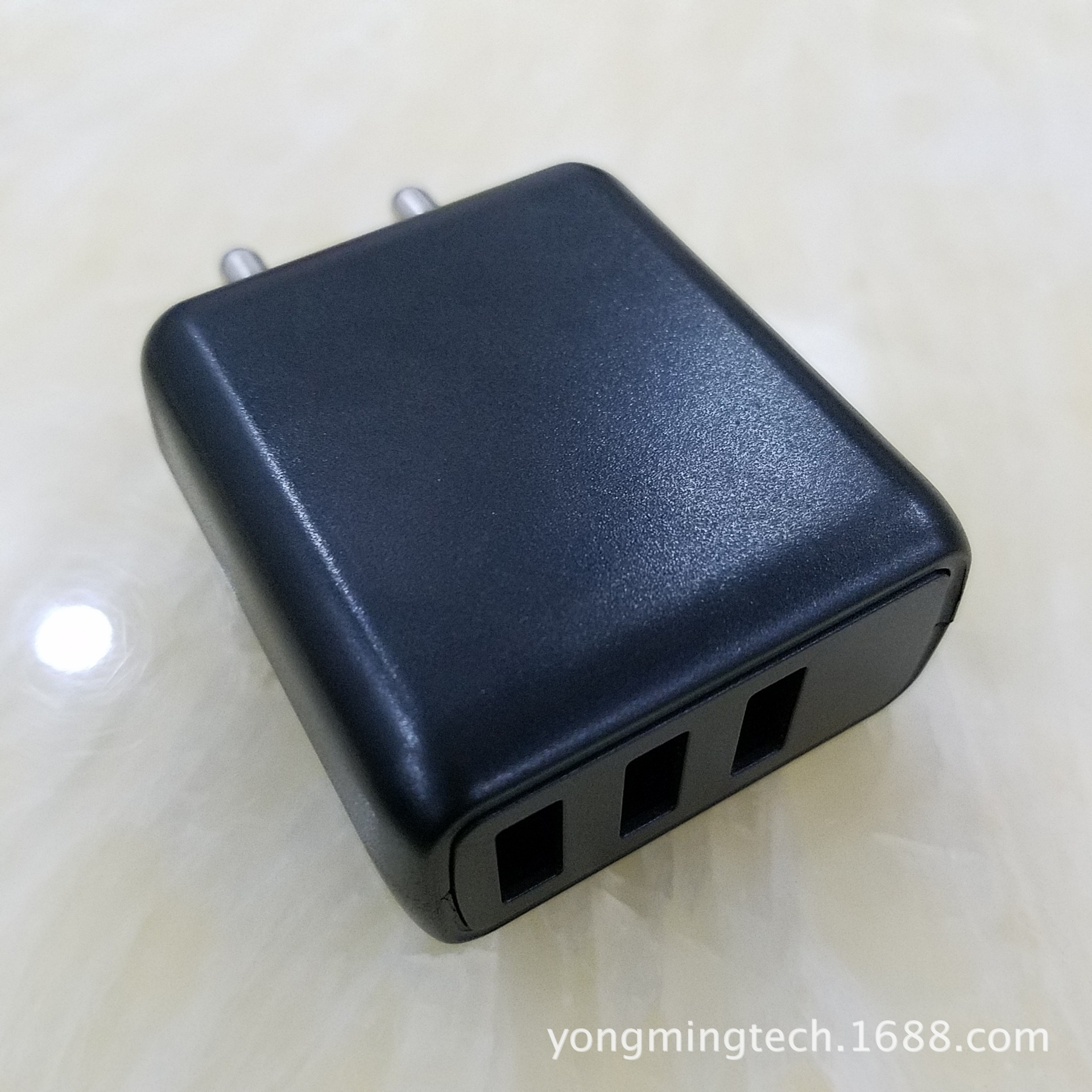 热销新款QC3.0充电器外壳，供应20W  3USB充电器外壳