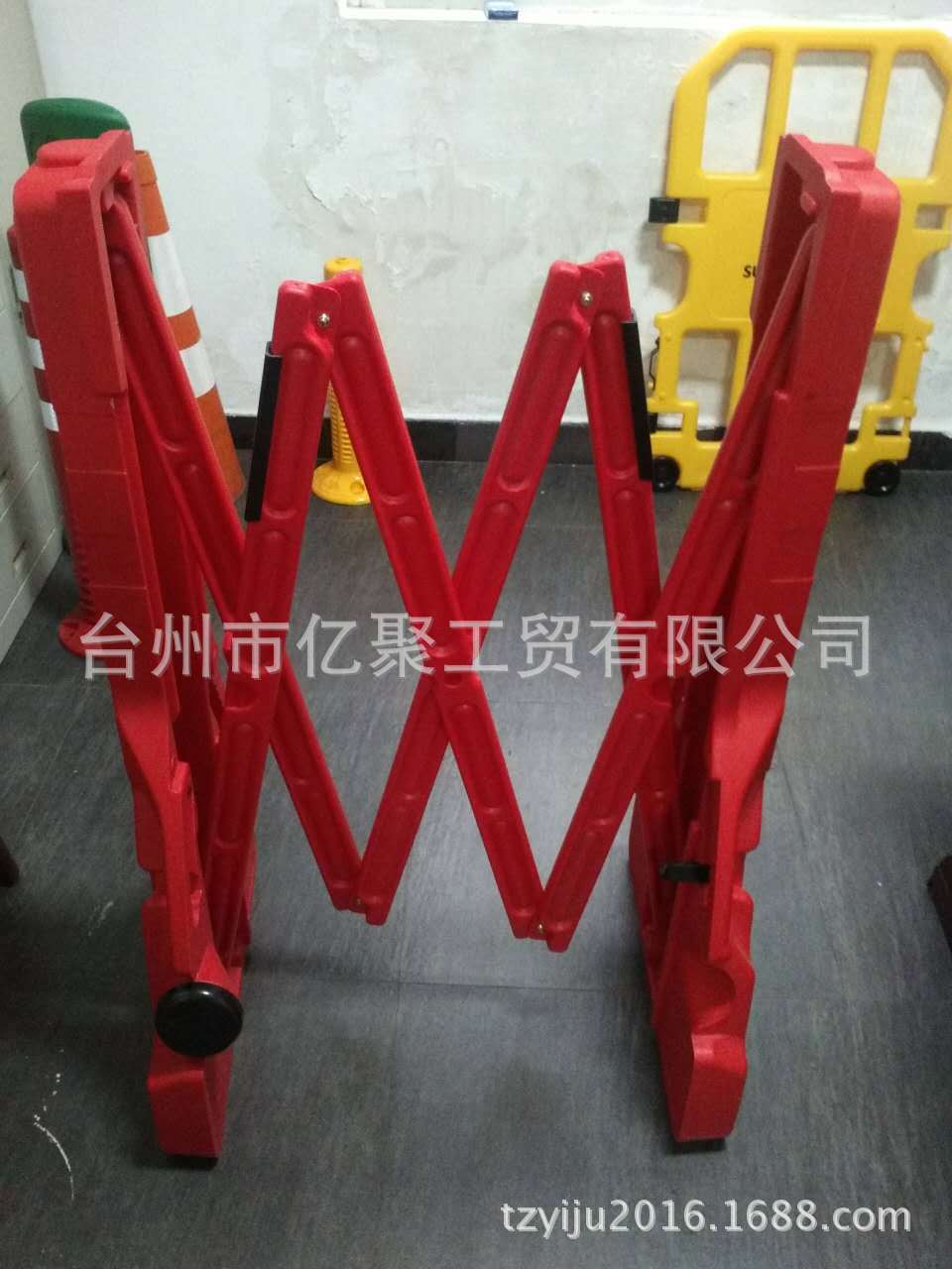 塑料护栏 隔离栏临时可移动护栏围栏 可注水23000MM长伸缩护栏