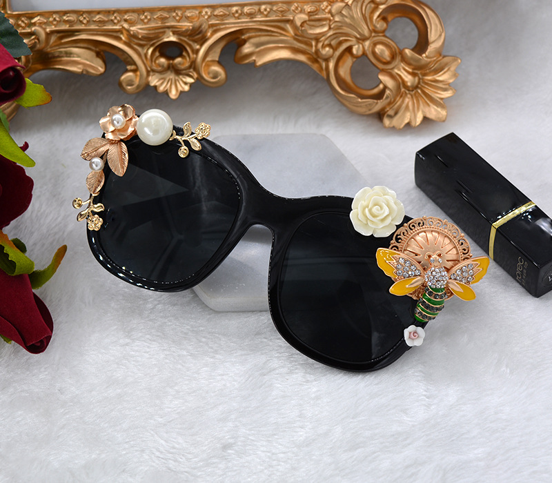 Baroque Bee Pearl Inlaid Flower Diamond Butterfly Sunglasses Wholesale Nihaojewelry display picture 5