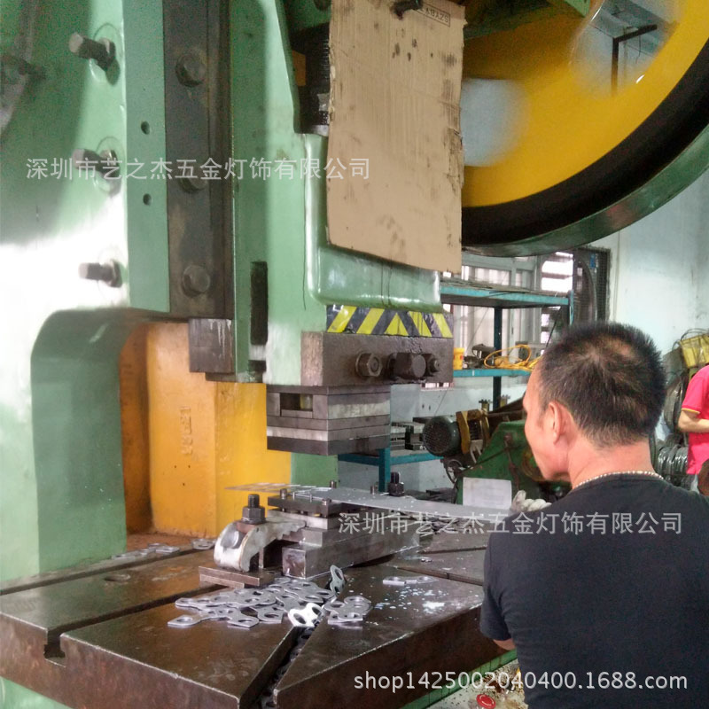 深圳大型小型冲床冲压加工钢板车架碳钢不锈钢铝材冲压加工五金