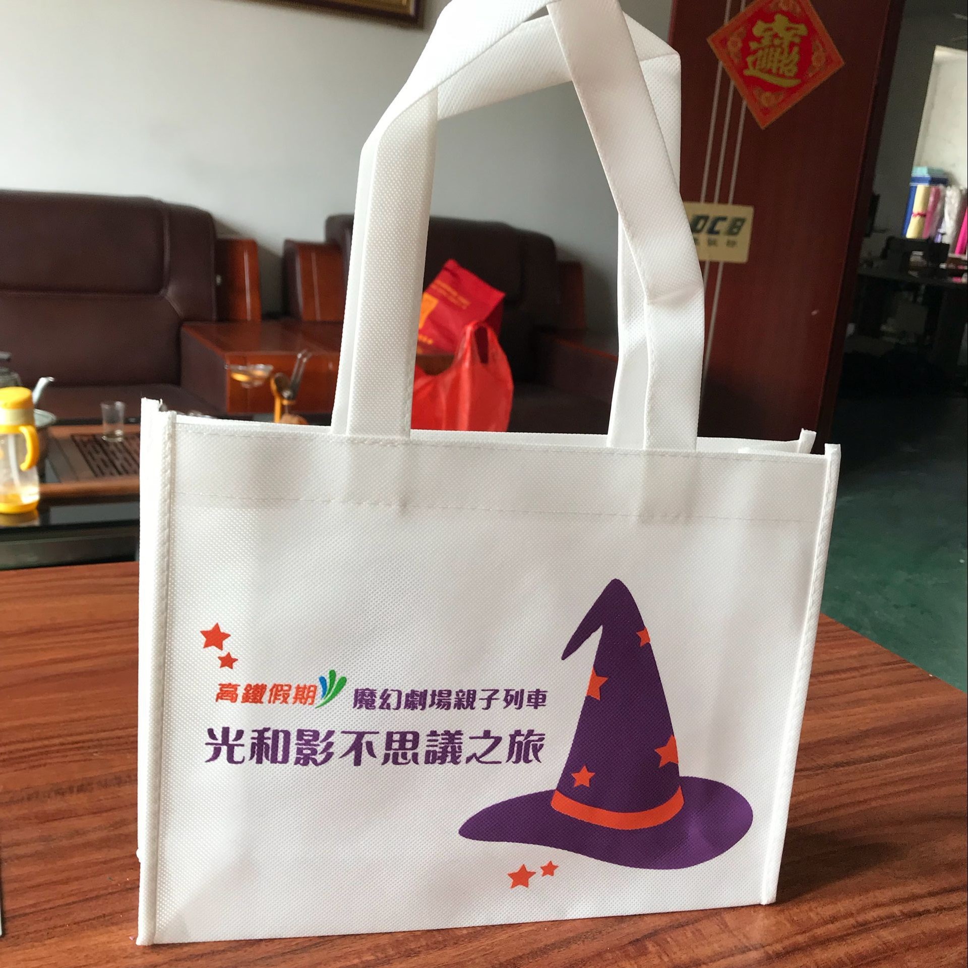 石马黄石无纺布袋厂定热压PP腹膜热合镭射淋膜袋做机压立体手提袋