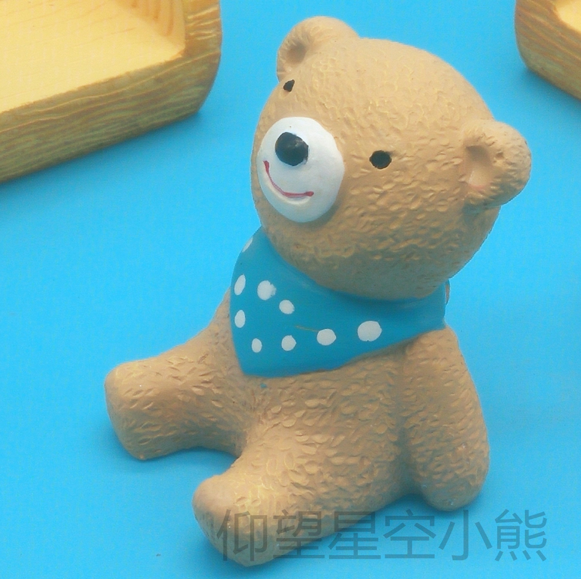 진한 노란색 곰