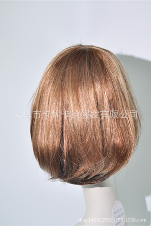 El nuevo cabello de estudiante marrón es lindo y lindo