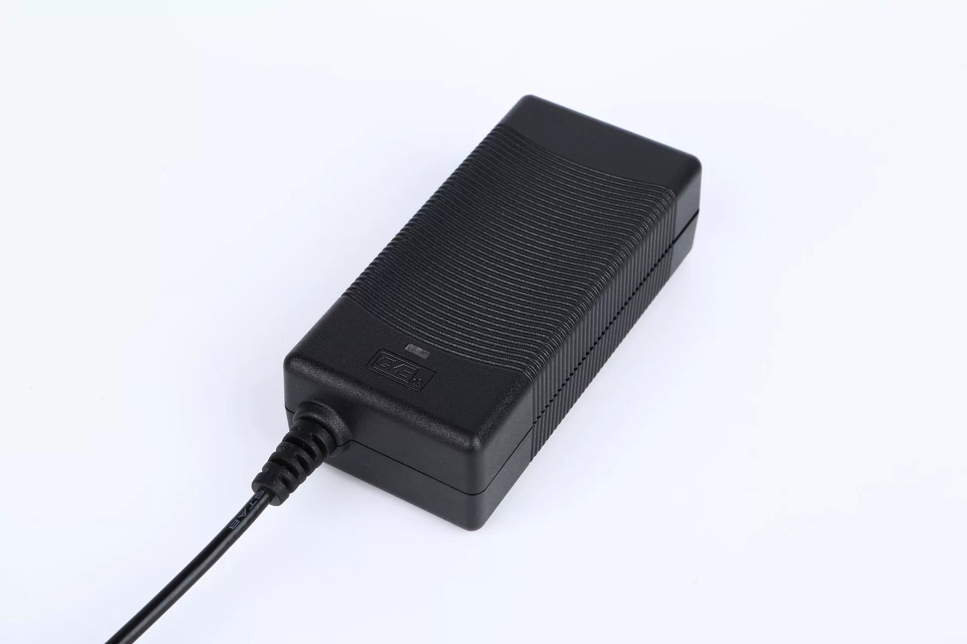 Поставляется 12V1.5A 12V4A по странам сертифицированный высококачественный адаптер питания (бренд GVE)