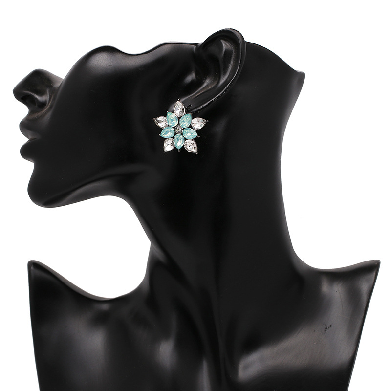 Retro Five-pointed Star Diamond-studded Flower Earrings display picture 4