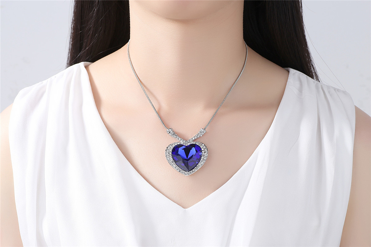 Simple Heart Pendant Necklace display picture 5