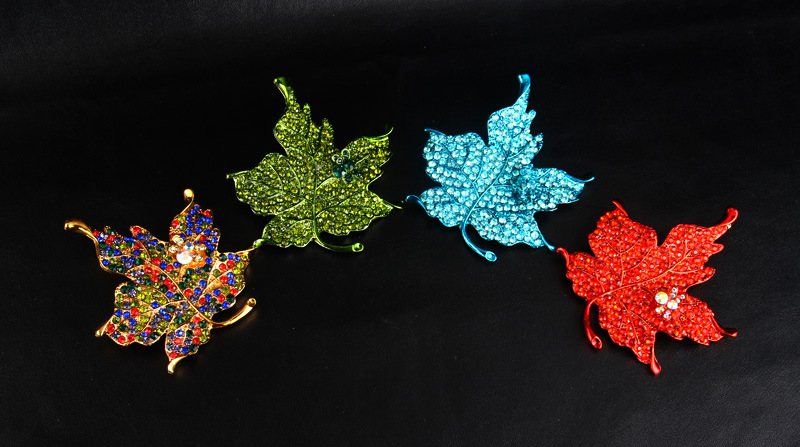 Retro Diamond-studded Maple Leaf Brooch Wholesale display picture 2