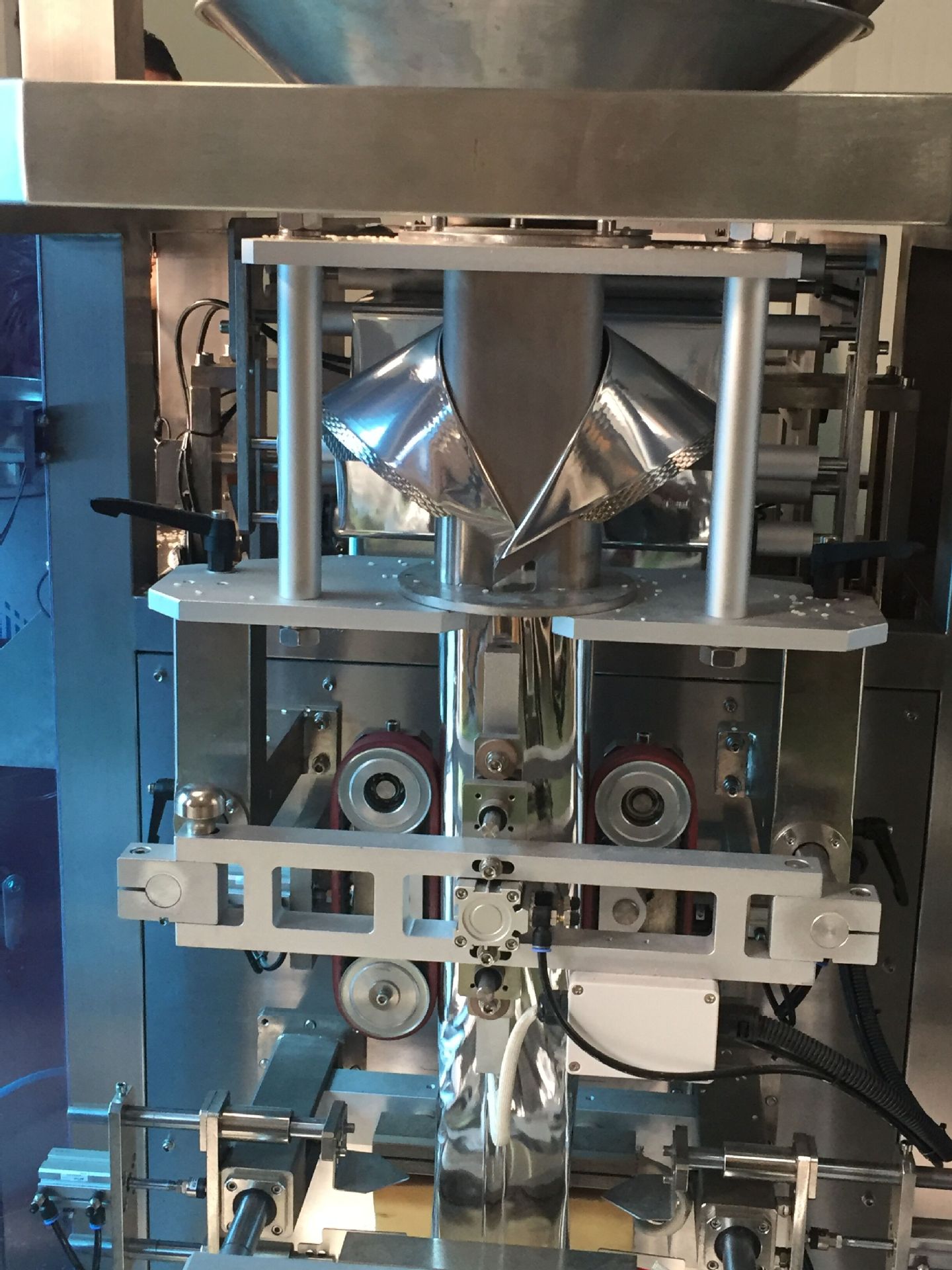 螺帽配件包装机 垫圈五金包装机五金螺丝包装机