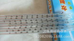 Термометр Термометров с красной водой длиной 20 см.