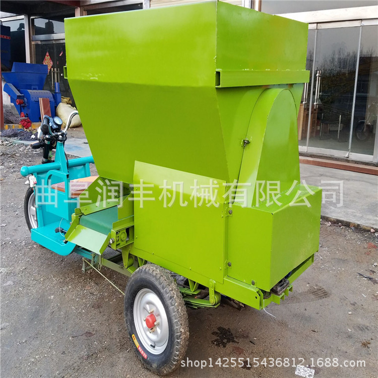 大功率饲料投料车 电动机撒料车 牧场养殖未来及
