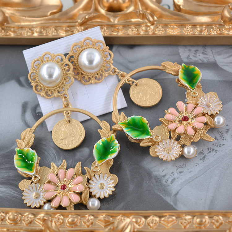 Retro Green Flower Baroque Large Circle Metal Pearl Earrings Exaggerated Earrings display picture 4