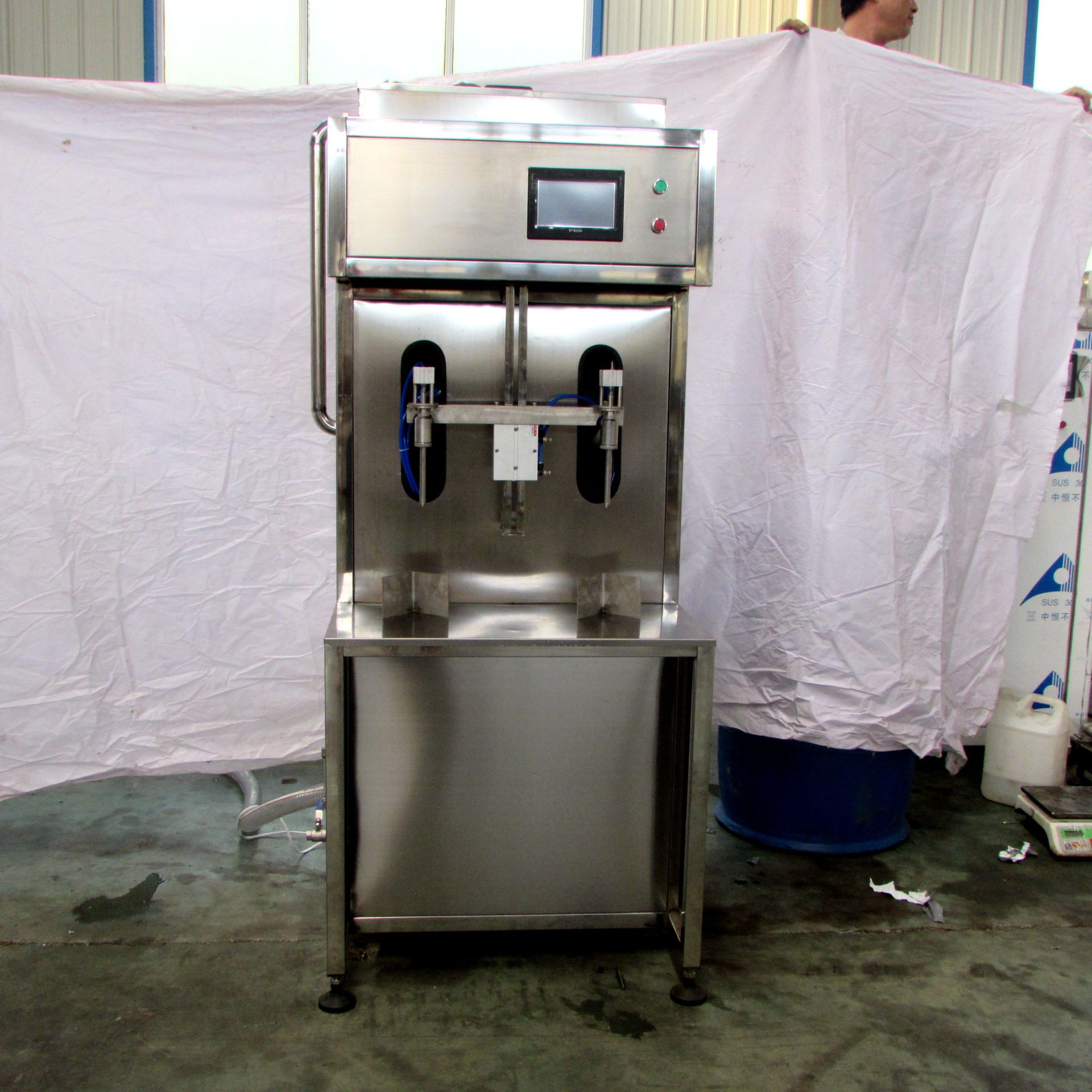 供应小型半自动2头液体灌装机 农药液体肥叶面肥灌装设备