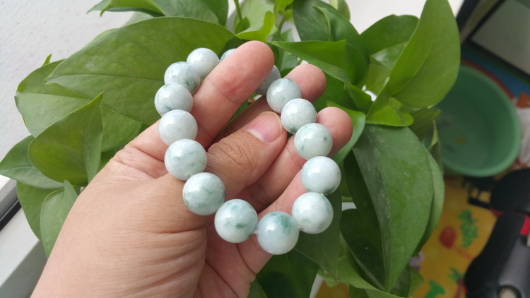 伟德国际察哈尔右翼中旗人民法院关于zh14387 天然翡翠A货茄紫叶子手链1（第一次拍卖）的公告