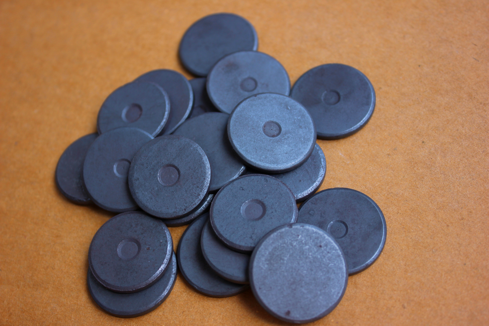 磁铁厂家黑色普通圆形吸铁石 铁氧体  同性凹点作记号