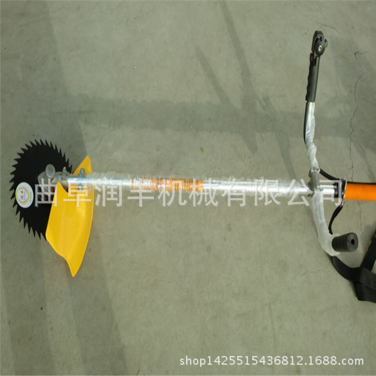 手推式汽油剪草机 汽油割草机图片 合金刀片割草机