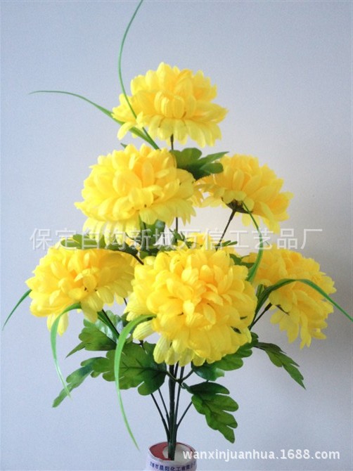 清明节上坟祭奠祖先亲人仿真花墓地前摆盆仿真花