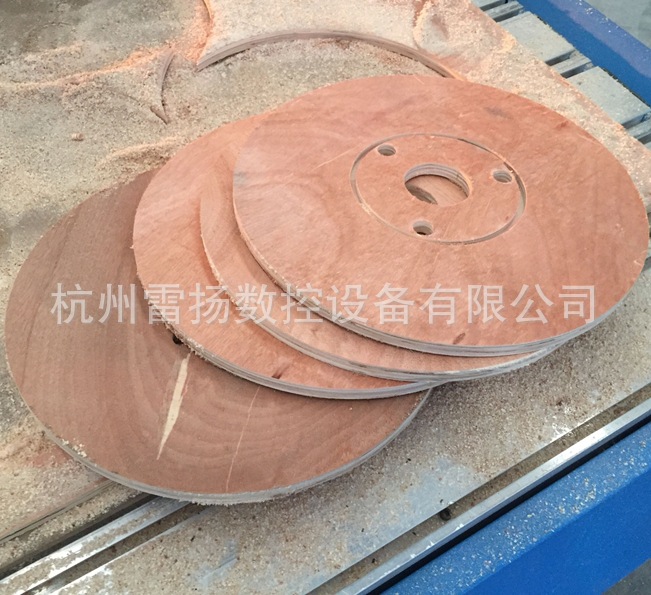 电线盘加工设备、木盘开料机、圆盘、气动压辊雕刻机 木盘下料机