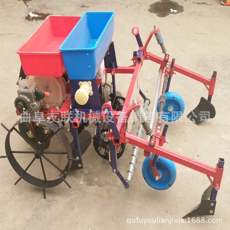 热销四轮带农用覆膜机 花生播种覆膜机 蔬菜保温盖地膜机01