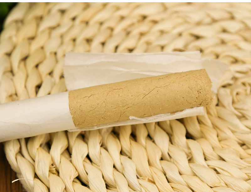 35:1 Golden Moxa Stick Ai Tiao 5-Year Aged Mugwort Moxibustion Roll 1.8x20cm 16g White Cotton Paper in use