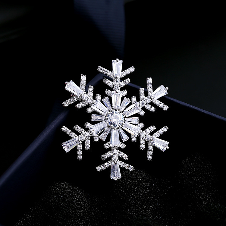 Upscale Korean Version Of Zircon Snowflake Brooch Men&#39;s Suit Star Fashion Brooch display picture 7