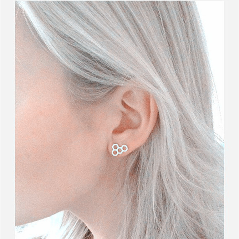 Nouvelle Offre Du Commerce Extérieur Simple Nid D'abeille Boucles D'oreilles Alliage Placage Creux Géométrie Hexagone Boucles D'oreilles Oreille Pins Usine En Gros display picture 15