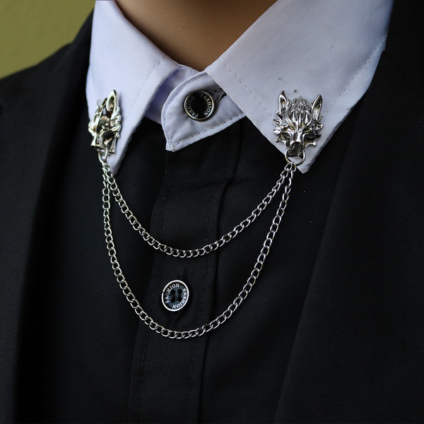 Fashionable brooch with tassels