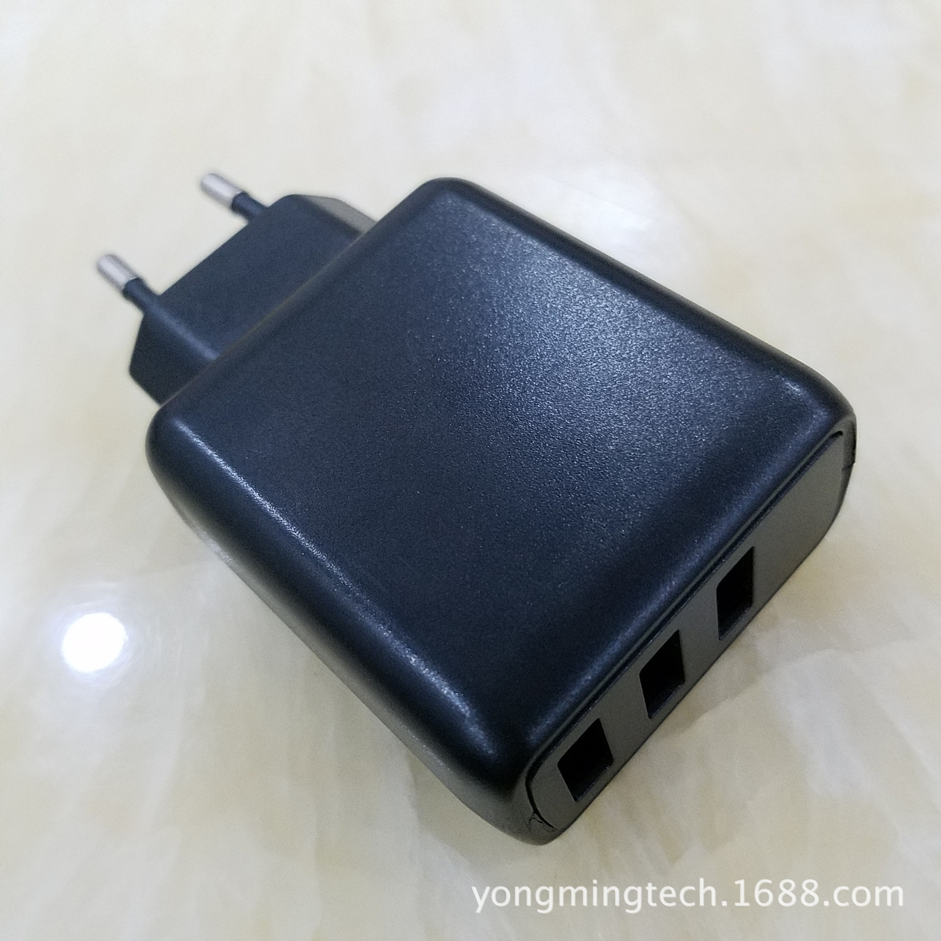 新款QC3.0充电器外壳，供应20W  3USB欧规充电器外壳