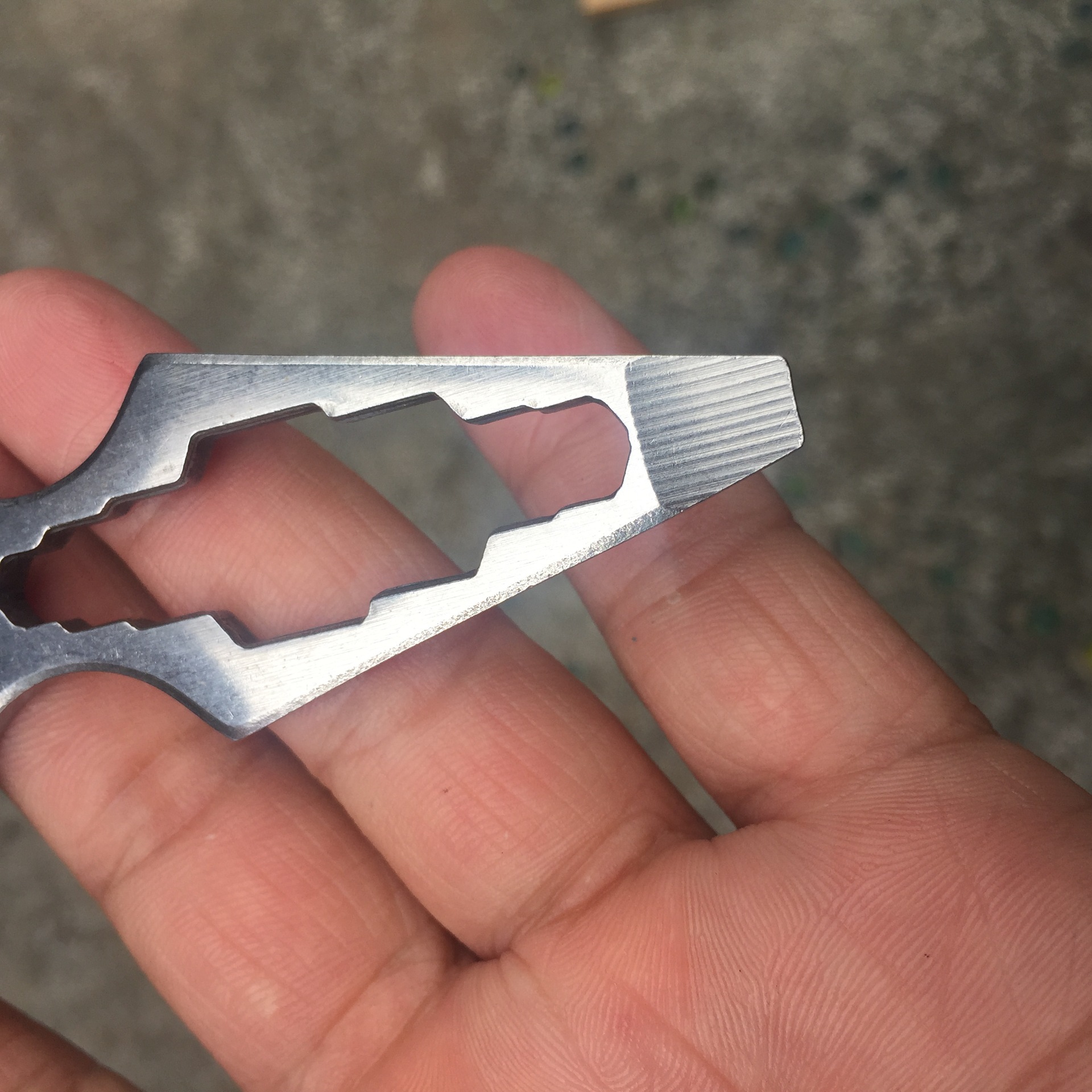 Suministros para acampar EDC autodefensa afilada herramienta multifunción llave lote botella abridor dedo hebilla