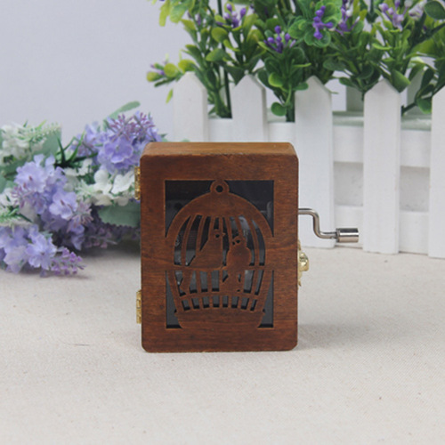 New hand cranked wooden clockwork music box hot selling creative wooden music box craft gift ornaments wholesale
