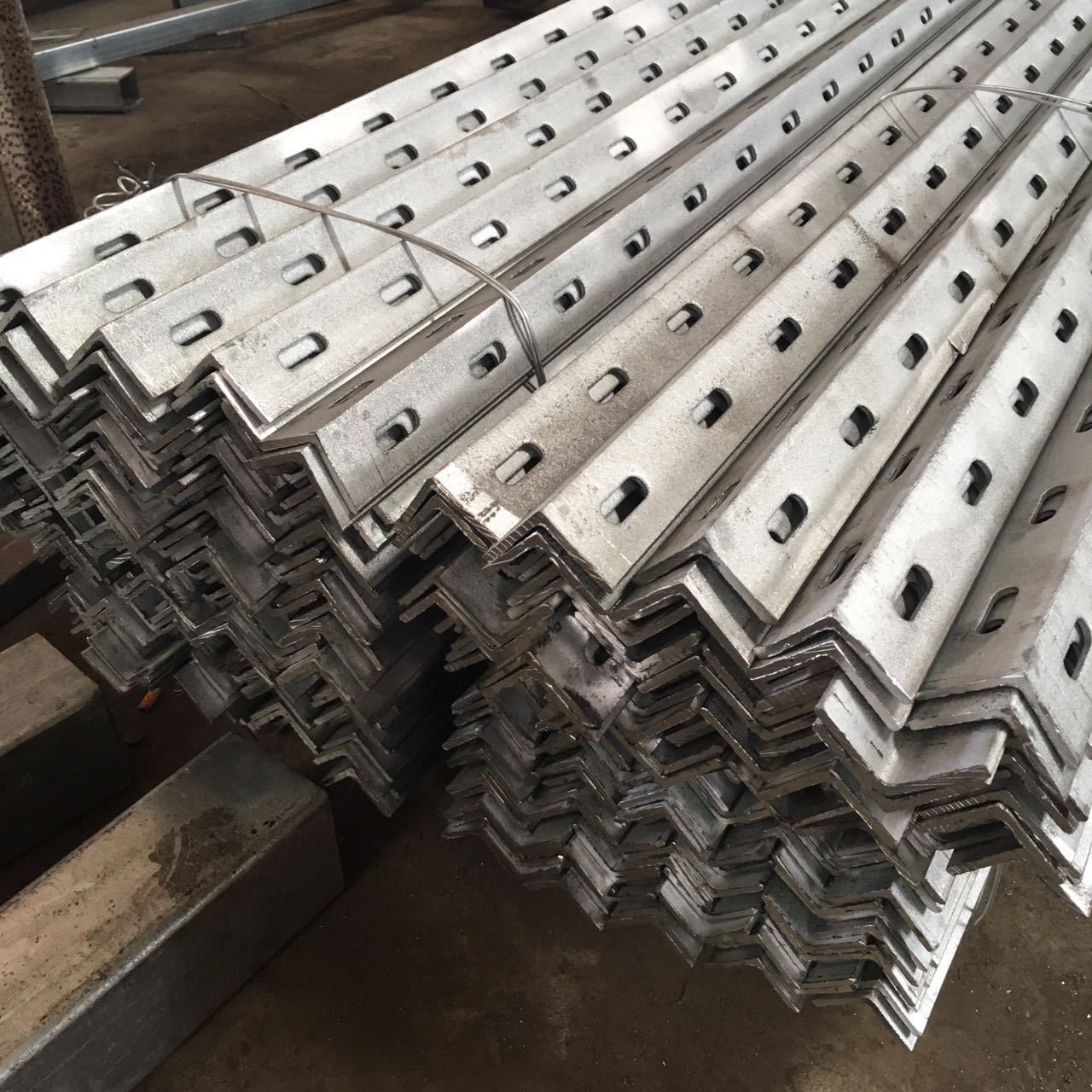 角铁 角码连接件加工冲孔 镀锌角码加要冲孔 焊接铁件支架加工