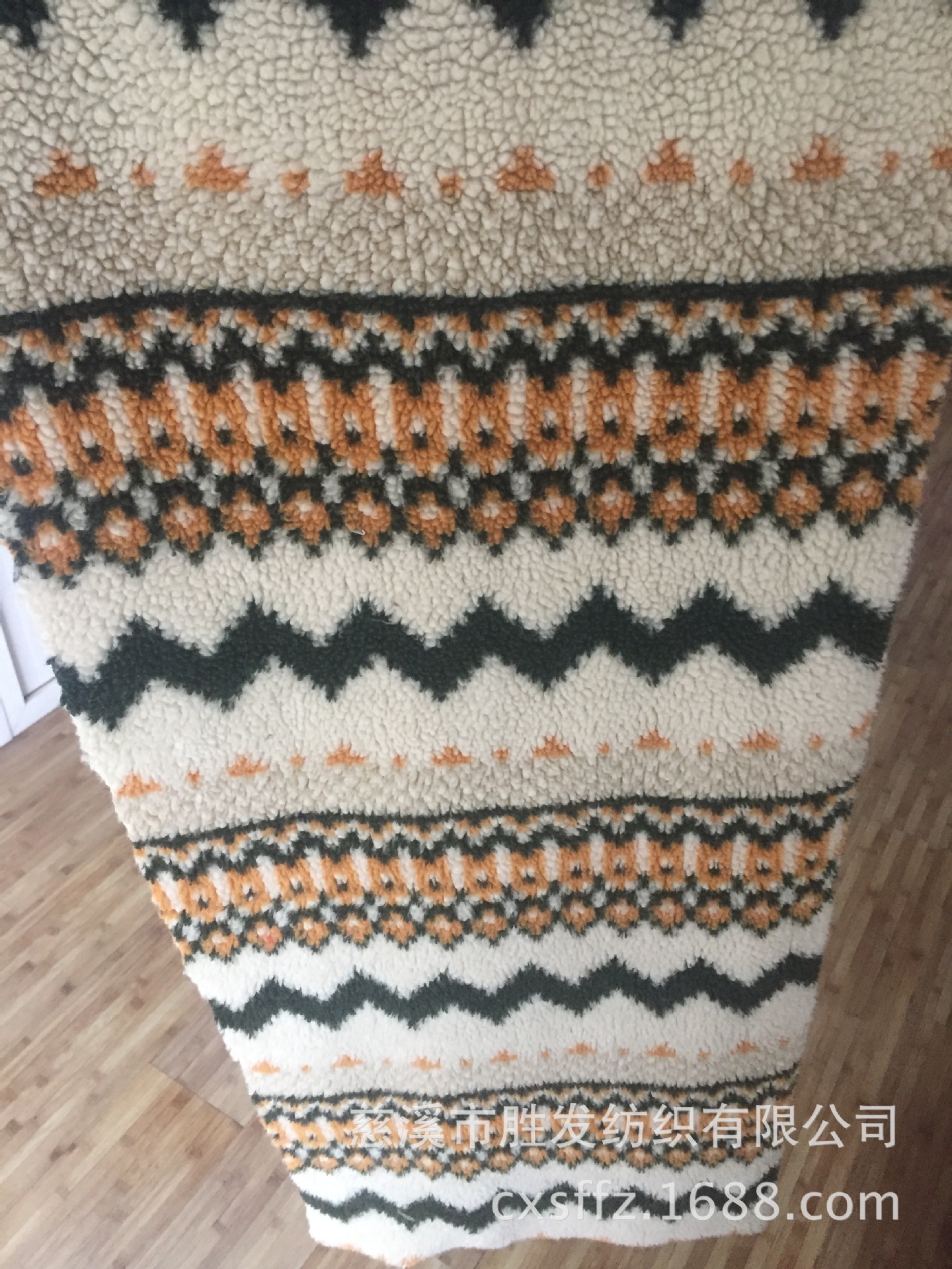 厂家供应提花四色提花羊羔毛绒布料里料服装大衣民族风格