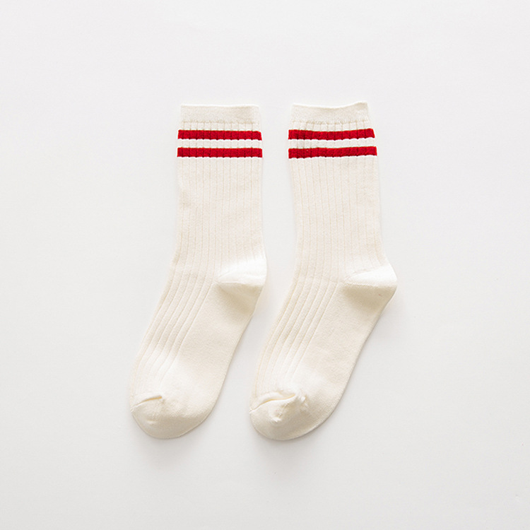 秋冬の新型の二本のバーの綿の女性は靴下の日本の学院の風の双針の中で筒の靴下のメーカーの卸売りを積みます。
