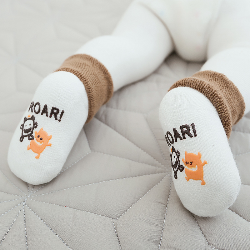 El otoño y el invierno Nueva Terry engrosada de algodón peinado calcetines de bebé mediados de la pantorrilla piso de dibujos animados antideslizante 0-3 años de edad