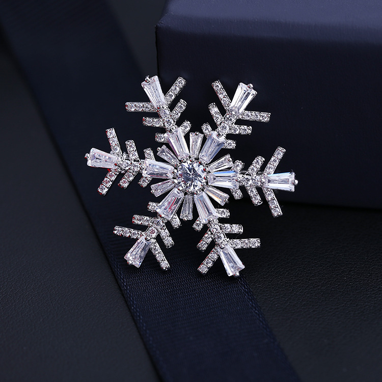 Upscale Korean Version Of Zircon Snowflake Brooch Men&#39;s Suit Star Fashion Brooch display picture 5