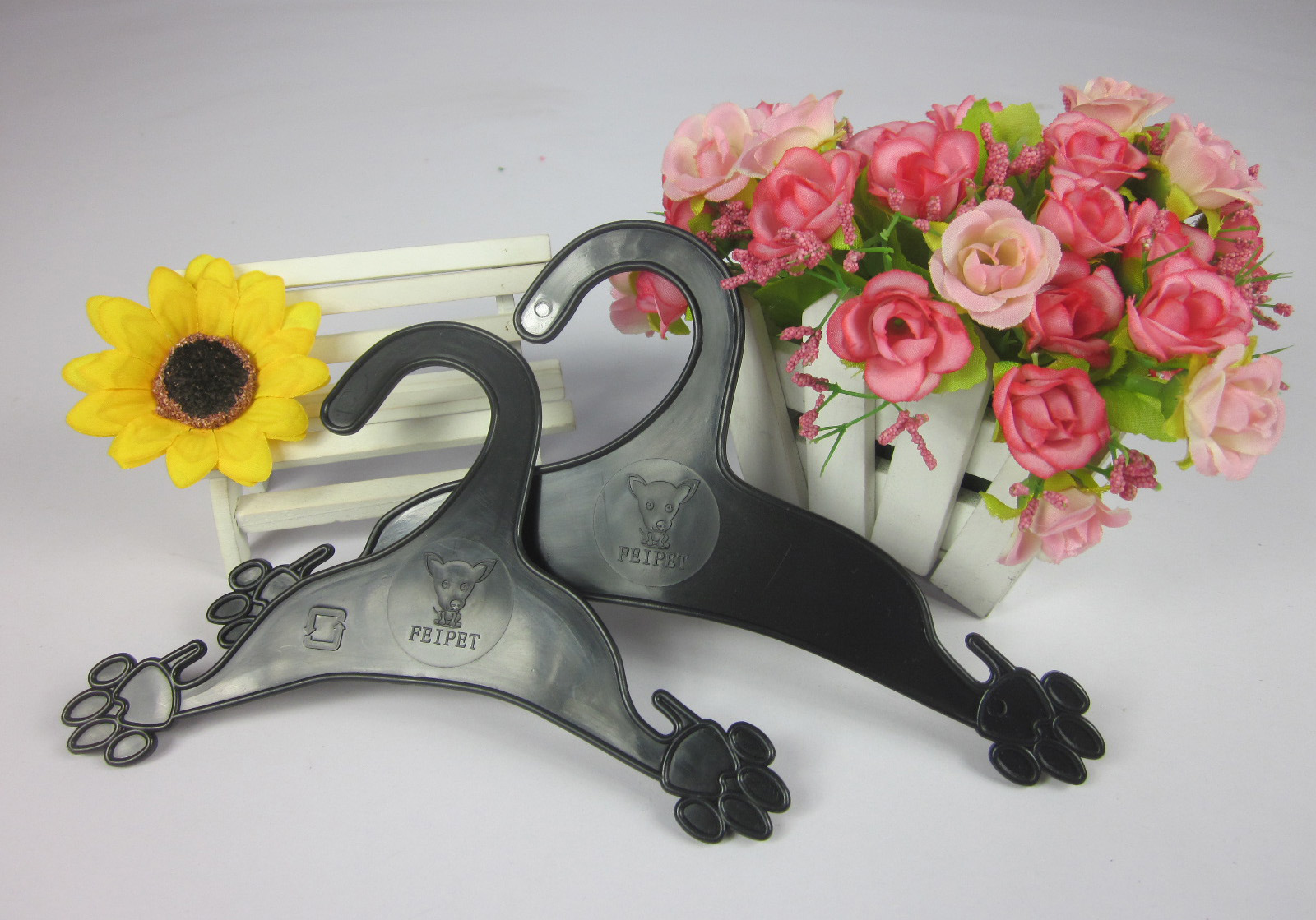 供应美琪宠物衣服衣架塑料狗爪形状狗衣服衣架 宠物服装专用衣架|ms