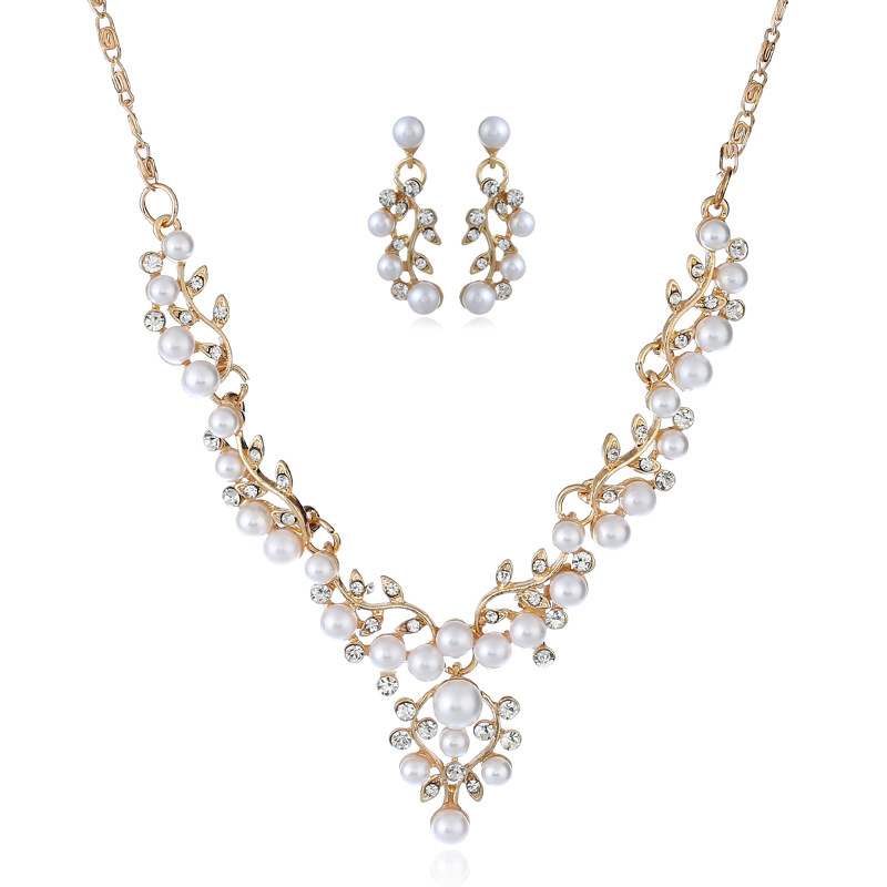 Necklace and earrings pearl
