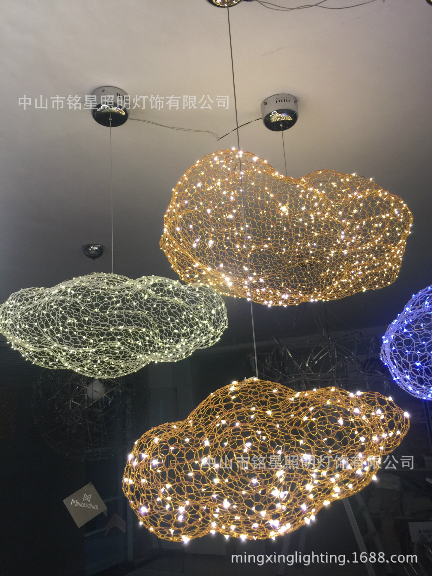 酒店大堂中空镂空网云灯商场中庭吊挂装饰铁艺云朵灯饰中庭吊饰厂-阿里巴巴