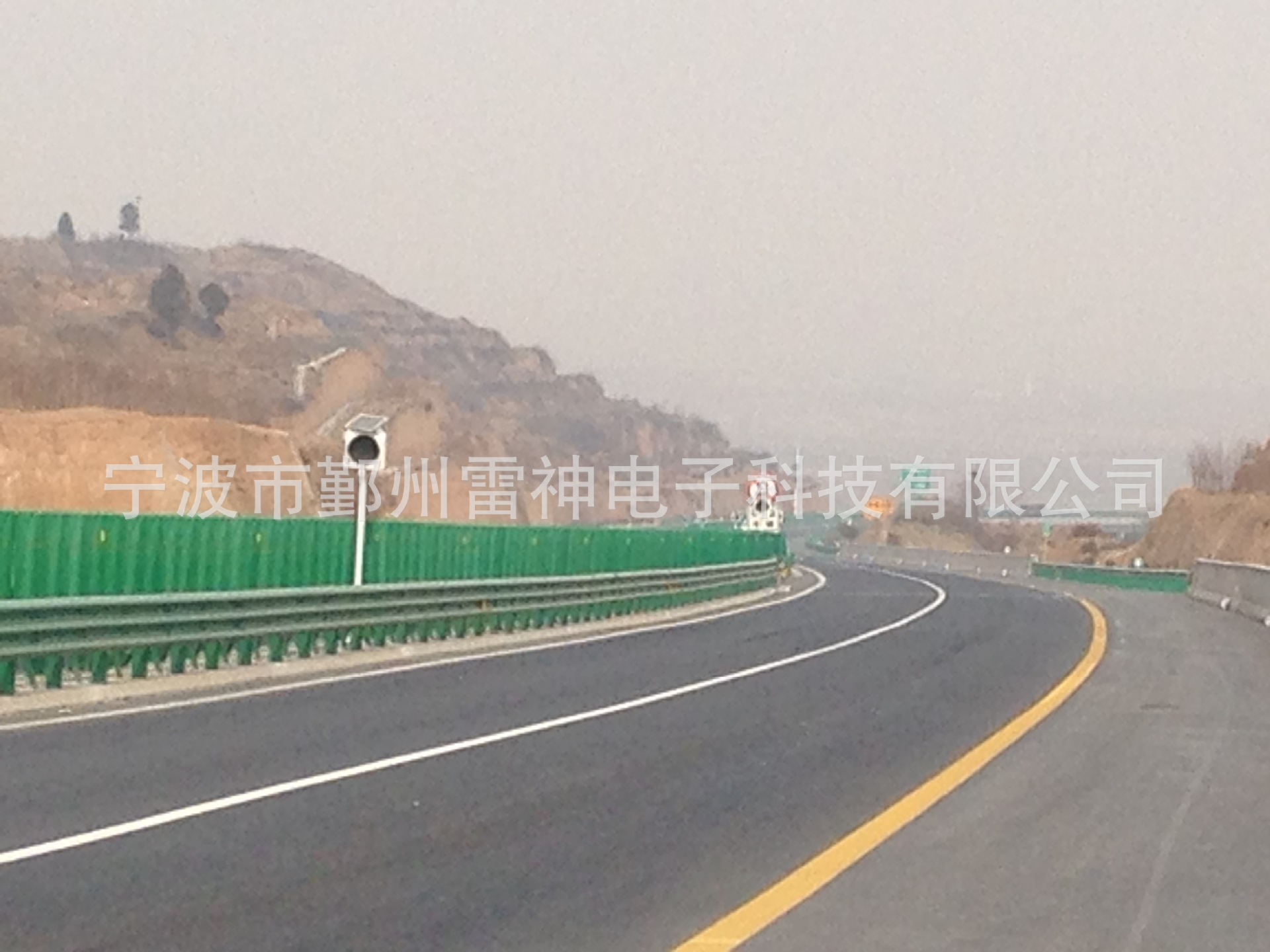 太阳能同步智能雾灯 太阳能警示灯