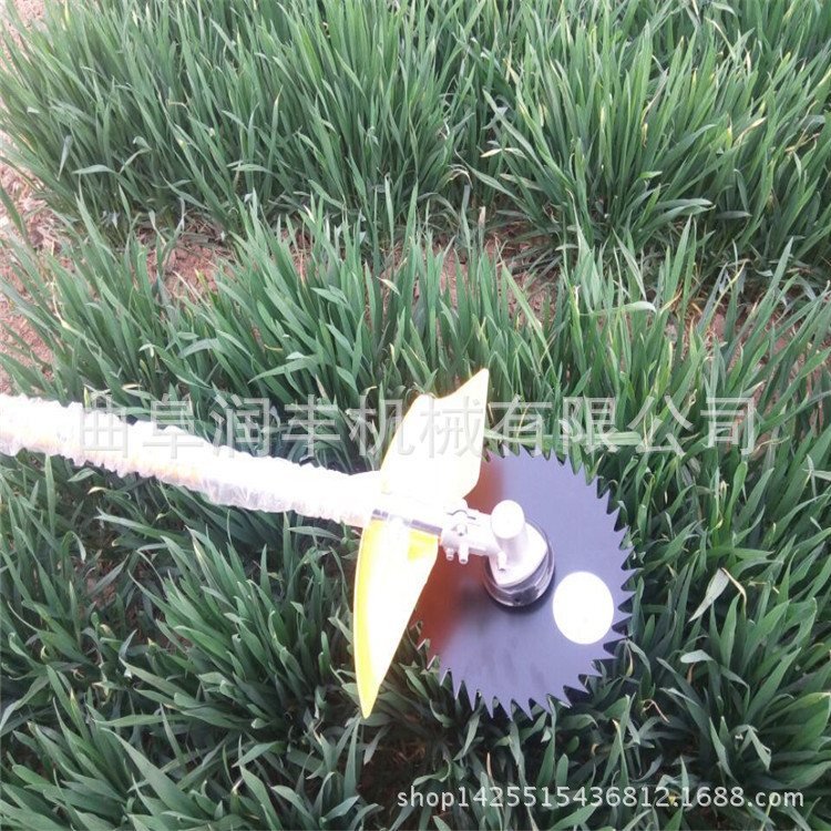 手推式汽油剪草机 汽油割草机图片 合金刀片割草机