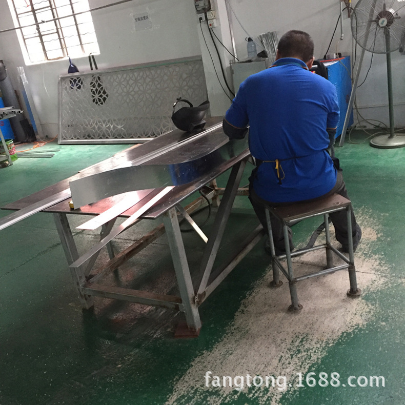 弧形鋁方通 木紋色造鋁方通 白色鋁方通天花吊頂幕墻