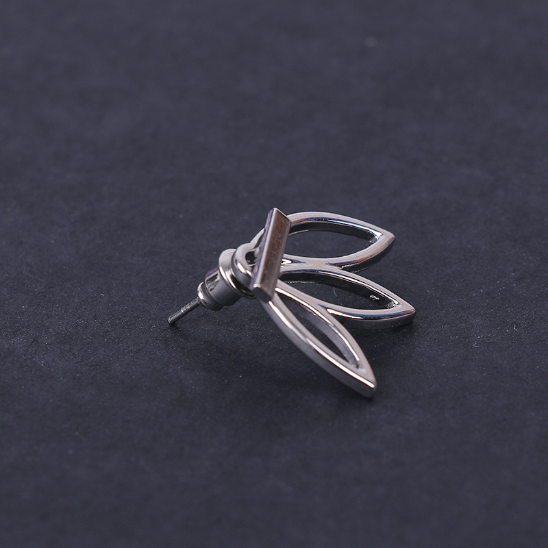 Silver pointed spike labret stud material detail
