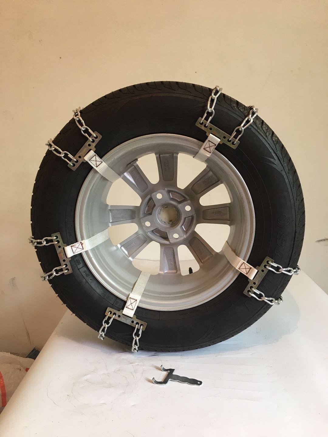 Honglaijia Car Tire Anti-Skid Chains Are Universal and Suitable for Various Small Cars and Off-Road Vehicles, Iron Chains, Emergency Snow Chains