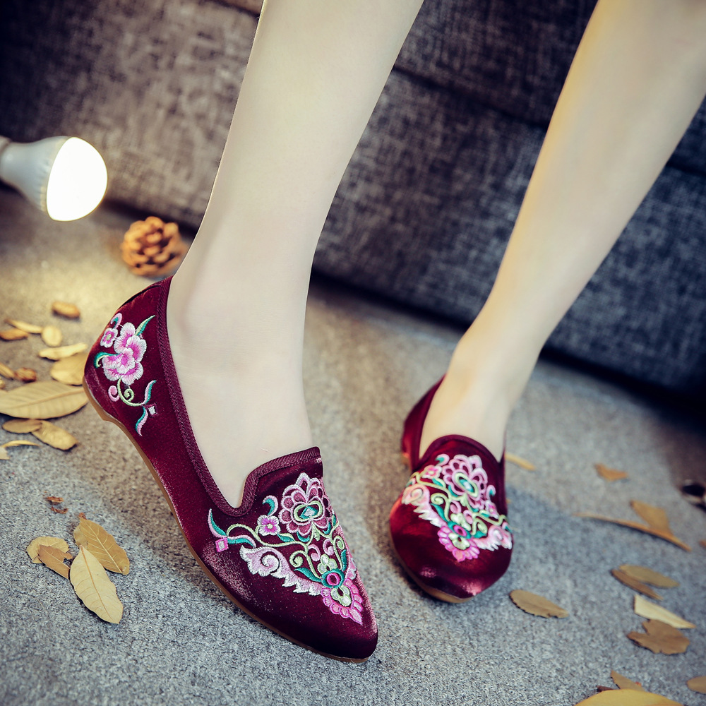 Chinese Silk Ladies Embroidered Shoes Casual Slope Heel Satin Shoes Plus Size