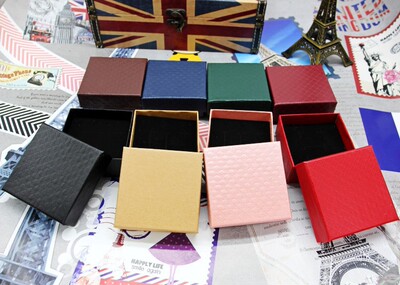 Wholesale jewelry boxes 7*7 Necklace box Gift box Customize Jewelry Box Drill pattern Retro Kraft paper
